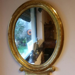 Specchio ovale in oro a foglia ‘800